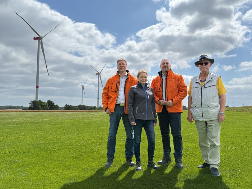 Gruppenfoto in Windpark Rohlsdorf, v.l.n.r.: Dr. Sven Orlowski, Geschäftsführer Stadtwerke Lübeck Energie, Anna-Lena Riotte, Projektmanagerin Stadtwerke Lübeck Energie, Dr. Jens Meier, CEO der Stadtwerke Lübeck Gruppe, Heinz-Klaus Drews, 1. Stellvertretender Bürgermeister Gemeinde Ratekau